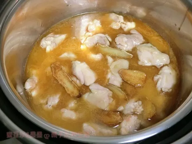 【電鍋食譜】零失敗懶人料理!麻油雞飯簡單上桌
