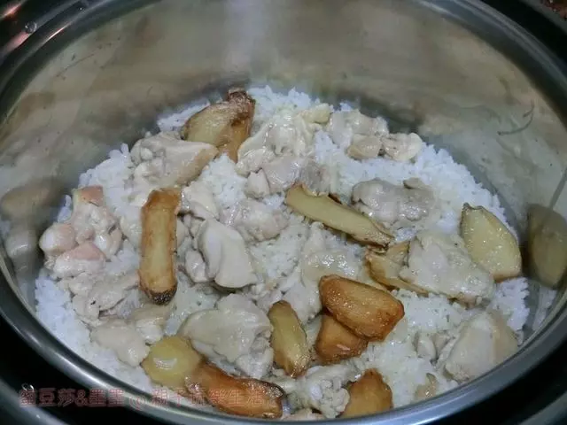 【電鍋食譜】零失敗懶人料理!麻油雞飯簡單上桌