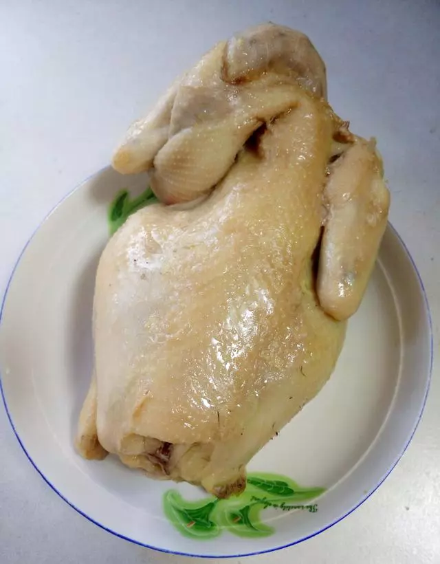 教你隔水蒸出「水晶雞」超簡單!滑嫩多汁太美味~一整隻雞都不夠吃!