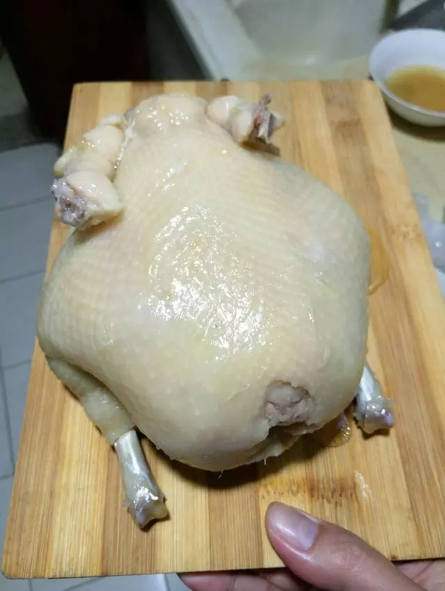 教你隔水蒸出「水晶雞」超簡單!滑嫩多汁太美味~一整隻雞都不夠吃!