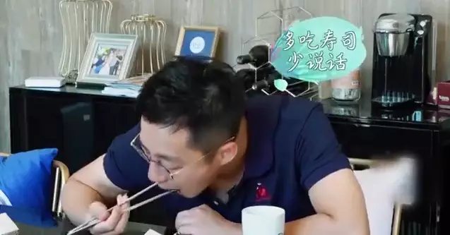 大S親手做壽司當愛心早餐,汪小菲「難以下嚥」也拚命硬吞!網友笑稱:「滿屏的求生慾!」