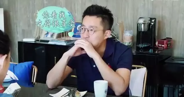 大S親手做壽司當愛心早餐,汪小菲「難以下嚥」也拚命硬吞!網友笑稱:「滿屏的求生慾!」