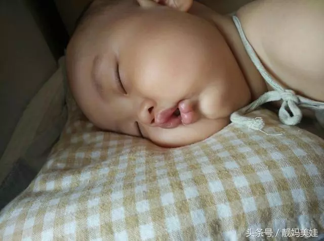 你的孩子太鬧了,我只是讓他吸我的奶哄他睡覺而已,難道我有錯?