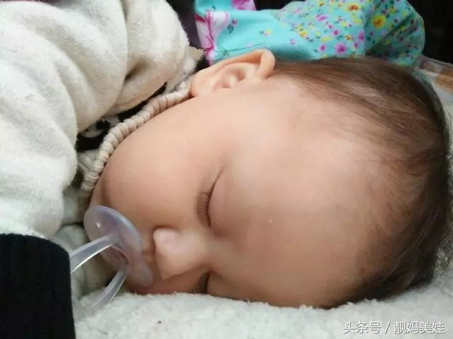 你的孩子太鬧了,我只是讓他吸我的奶哄他睡覺而已,難道我有錯?