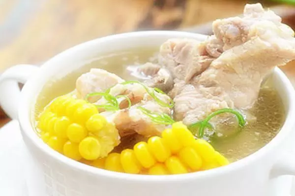玉米排骨湯,清甜可口,夏季非常好下飯,但要注意這些細節