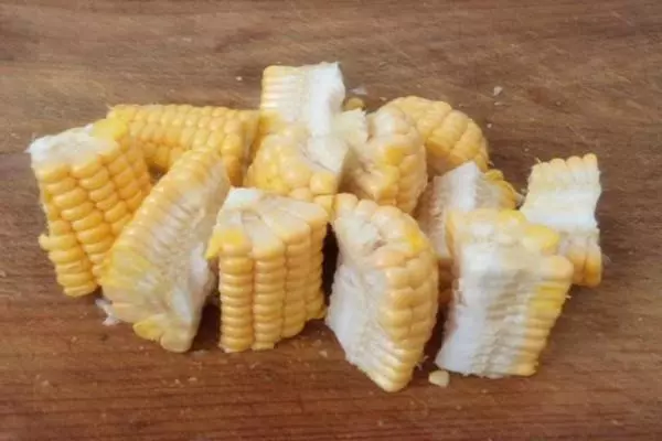 玉米排骨湯,清甜可口,夏季非常好下飯,但要注意這些細節
