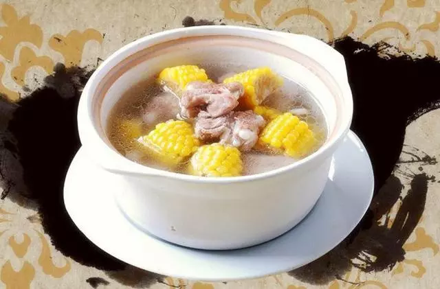 玉米排骨湯,清甜可口,夏季非常好下飯,但要注意這些細節