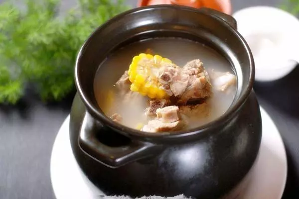 玉米排骨湯,清甜可口,夏季非常好下飯,但要注意這些細節