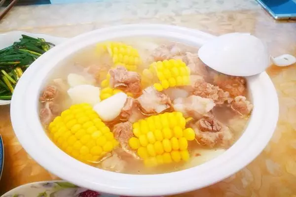 玉米排骨湯,清甜可口,夏季非常好下飯,但要注意這些細節