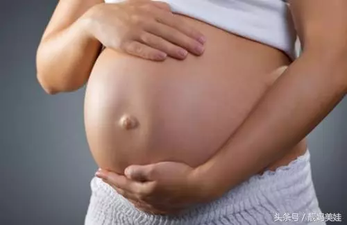 產婦順產男寶抱出才半小時,產房內卻慘叫連連,護士笑著安慰老公