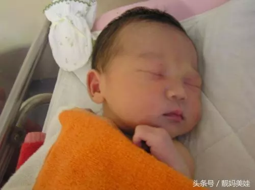 產婦順產男寶抱出才半小時,產房內卻慘叫連連,護士笑著安慰老公