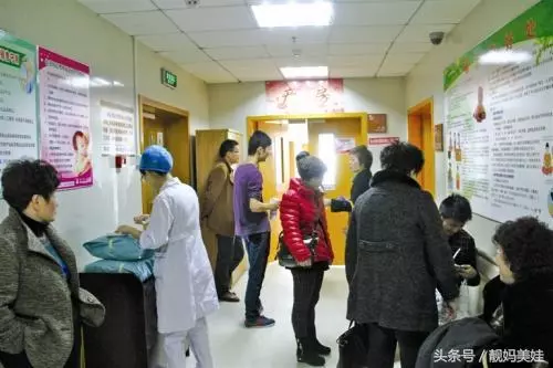 產婦順產男寶抱出才半小時,產房內卻慘叫連連,護士笑著安慰老公