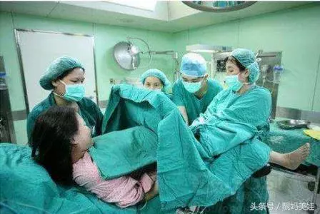 產婦順產男寶抱出才半小時,產房內卻慘叫連連,護士笑著安慰老公