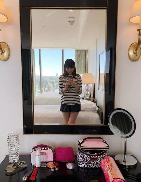 林志穎老婆曬化妝檯,鏡子裡的她成了亮點,網友:懷了4個月了?