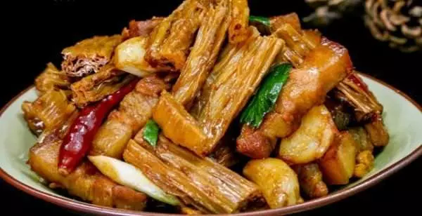 婆婆有一道拿手菜紅燒腐竹,醬香濃郁,特別下飯,全家都喜歡吃,簡單易做的家常菜!!