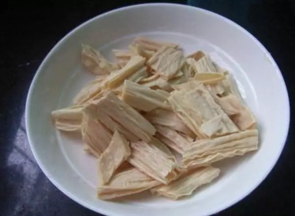 婆婆有一道拿手菜紅燒腐竹,醬香濃郁,特別下飯,全家都喜歡吃,簡單易做的家常菜!!