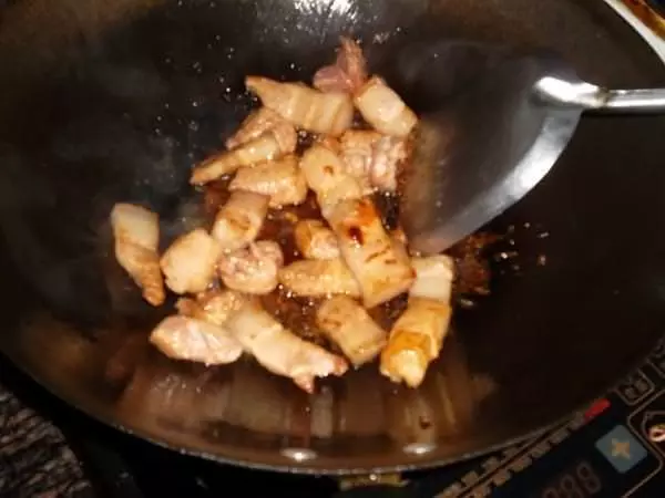 婆婆有一道拿手菜紅燒腐竹,醬香濃郁,特別下飯,全家都喜歡吃,簡單易做的家常菜!!