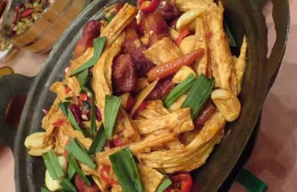 婆婆有一道拿手菜紅燒腐竹,醬香濃郁,特別下飯,全家都喜歡吃,簡單易做的家常菜!!