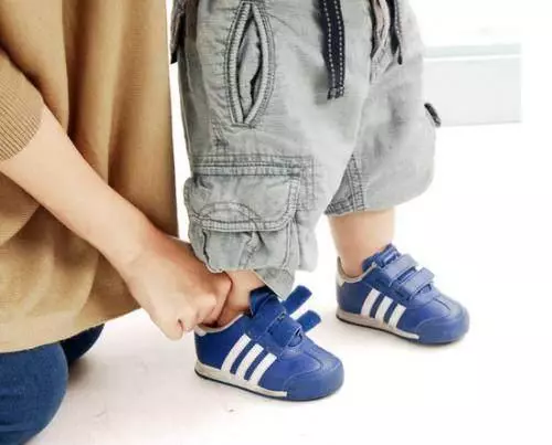 專家建議說,這五種鞋子最好不穿,穿多了極容易影響孩子的肢體發育!