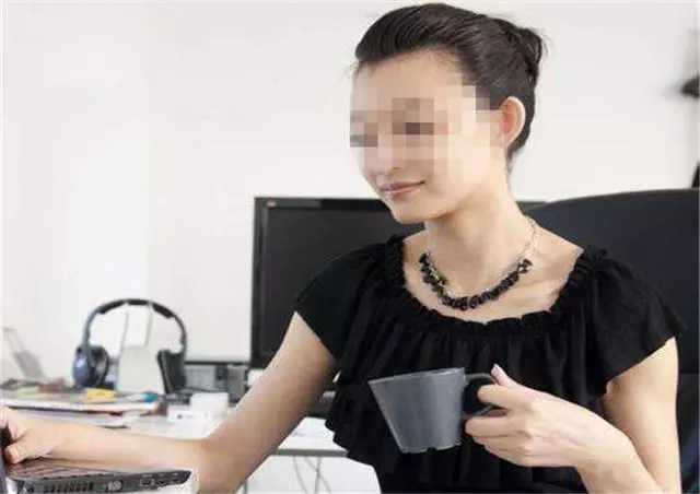 父母雙亡後女孩被伯父送走,30年後回村老人後悔痛哭