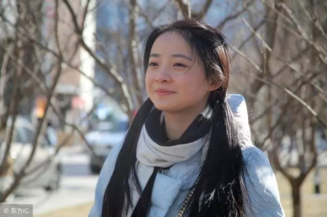 奶奶糊塗了端出餿飯菜,女朋友卻笑著全吃下,我立刻花50萬提親!