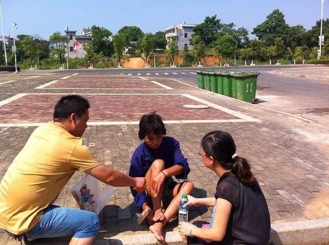 父親去世母親拿錢跑路,哥哥養活我長大,多年後我們過的很幸福