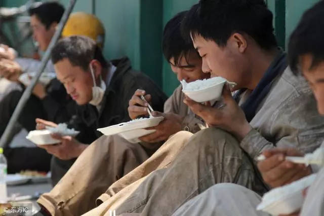 父親去世母親出走,兄弟倆吃百家飯長大,有錢後挨家挨戶道謝