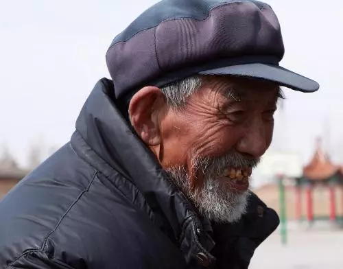 窮爸爸領個富兒子,多年後親生父母找上門,兒子的行為讓父親愣住