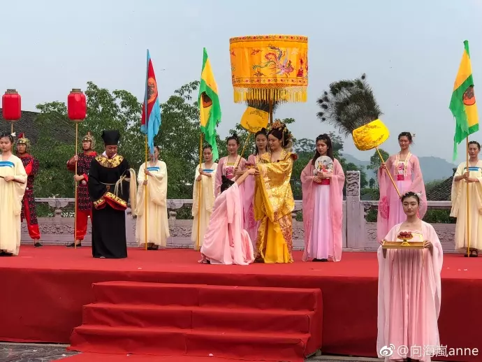 凍齡女神❤「楊貴妃」向海嵐18年後霸氣出場!還有宮女貼身侍候!網民:吃了防腐劑?