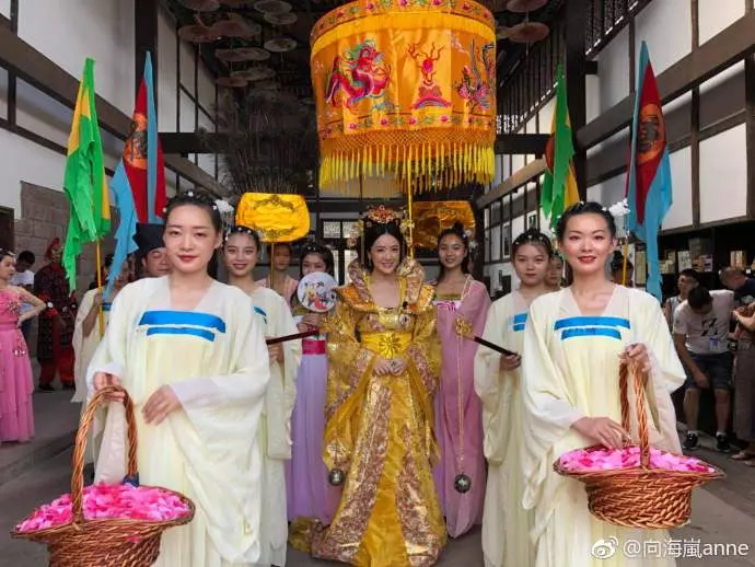 凍齡女神❤「楊貴妃」向海嵐18年後霸氣出場!還有宮女貼身侍候!網民:吃了防腐劑?