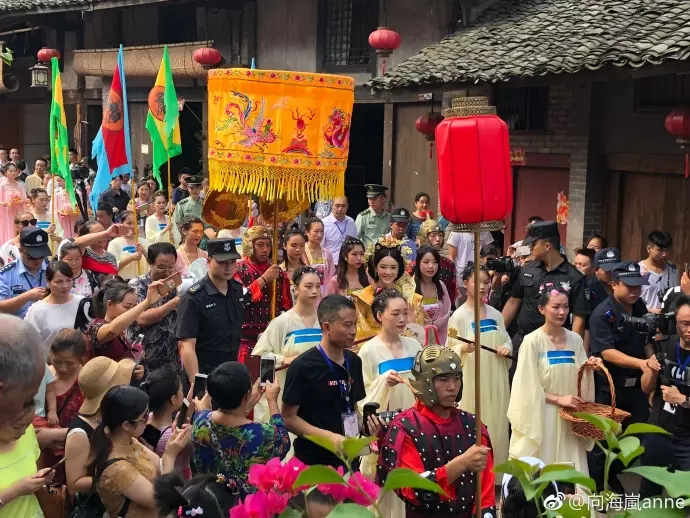 凍齡女神❤「楊貴妃」向海嵐18年後霸氣出場!還有宮女貼身侍候!網民:吃了防腐劑?