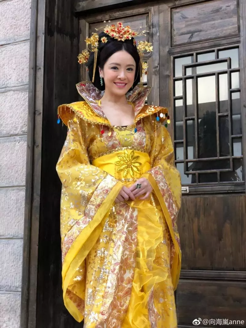 凍齡女神❤「楊貴妃」向海嵐18年後霸氣出場!還有宮女貼身侍候!網民:吃了防腐劑?