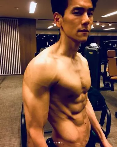 【大飽眼福!】男神彭于晏脫了! 八粒腹肌 + 『隱藏版部位』讓彭太太直呼:青根要爆了、濕了!