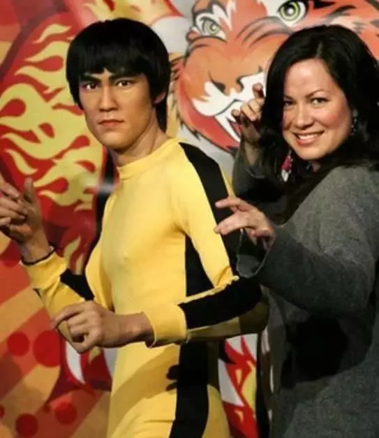 李小龍73歲妻子近照曝光,年輕的像50歲,女兒顏值讓人驚豔不已