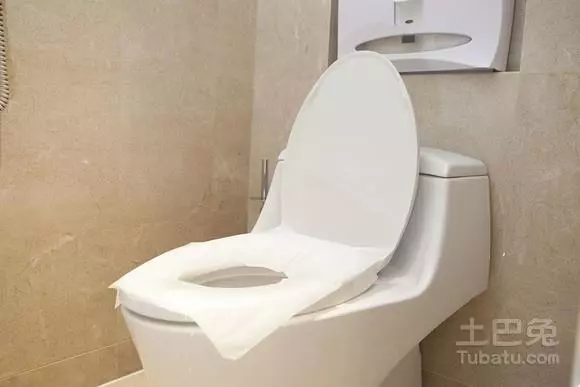 一次性馬桶坐墊紙的正確用法!沒想到這麼多人都用錯了......長見識了!!