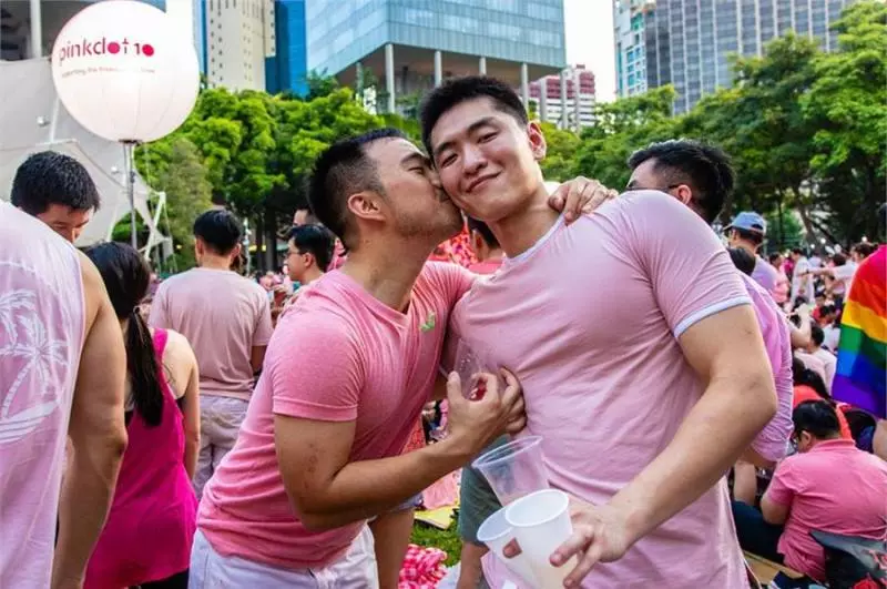 李光耀31歲金孫公開出櫃!! 無懼身份和社會眼光,公開和男友の親密合照大喊:我們準備好了~