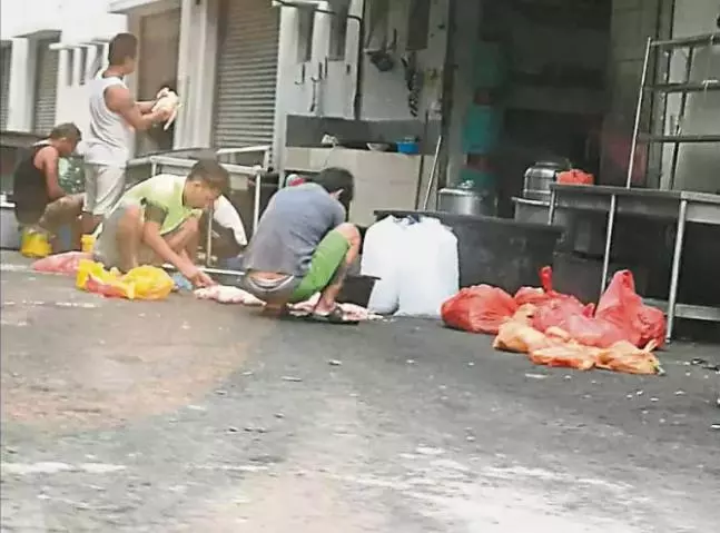 KL人注意!Serdang餐廳工人在地上『洗雞』夠力噁心,被網友拍下後店主還要狡辯!網友:洗了還不是一樣骯髒?!