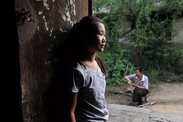 親生父母找到女兒,帶女兒和養父住城裡,只是為了讓女兒救活弟弟