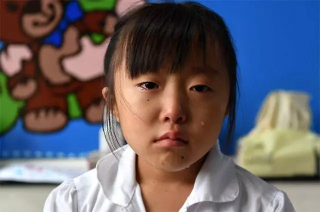 女兒6歲被爸爸送人,大學畢業嫁入豪門,回老家迎接她的是陌生人
