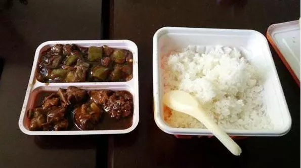 婆婆住院我給她點了個外賣,老公罵我,我拿出一疊單據後他道歉了