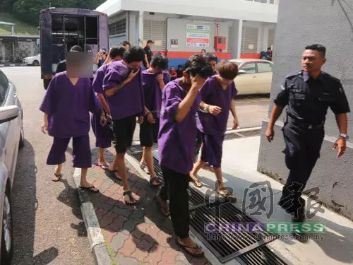 [ 大馬 ] 12男女涉少年勒斃埋屍案 押上庭延扣 遮臉爆粗