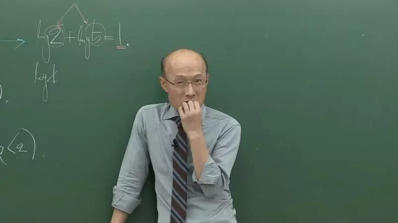 學生們好奇地幫「禿頭老師加上了頭髮」,結果出現的「斯文型男」震驚全網路!