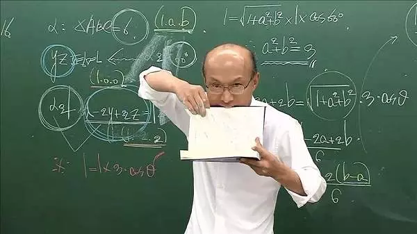學生們好奇地幫「禿頭老師加上了頭髮」,結果出現的「斯文型男」震驚全網路!
