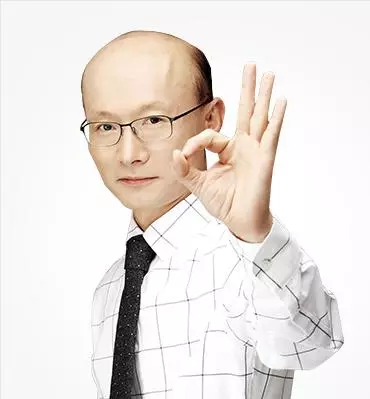 學生們好奇地幫「禿頭老師加上了頭髮」,結果出現的「斯文型男」震驚全網路!