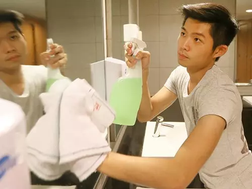 [ 新加坡 ] 小帥哥當鐘點清潔工 每天清理三戶住宅