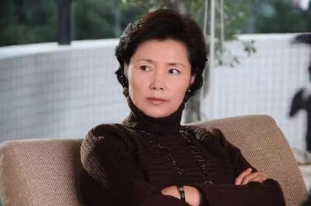 父親從老家帶來特產,婆婆直接扔垃圾桶,女孩撿起來後全家愣住了