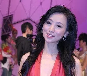 50歲翁虹一家近照曝光,老公帥氣像小伙,女兒長相一言難盡!