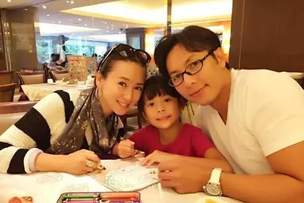 50歲翁虹一家近照曝光,老公帥氣像小伙,女兒長相一言難盡!