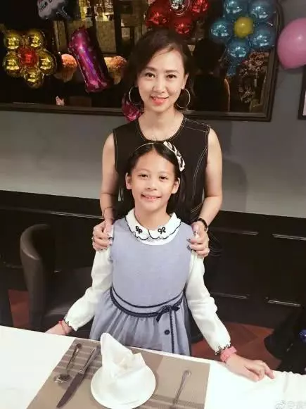 50歲翁虹一家近照曝光,老公帥氣像小伙,女兒長相一言難盡!