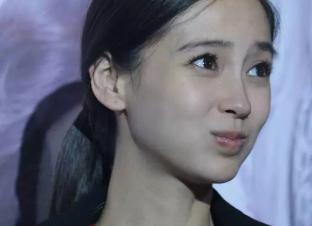 baby真敢穿,這條裙子坐下後就很尷尬了!